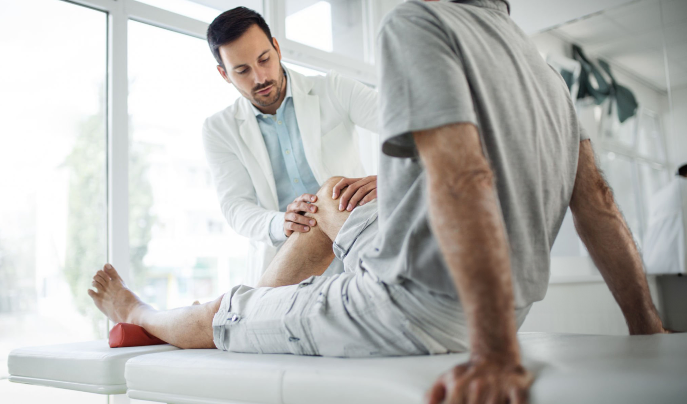 Navigating Knee Pain: What Type of Doctor Should You See?